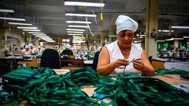 Producción industrial de nasobucos de tela en Cuba.