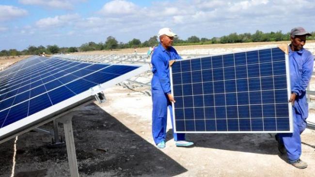 Montaje de un parque fotovoltaico en Cuba.
