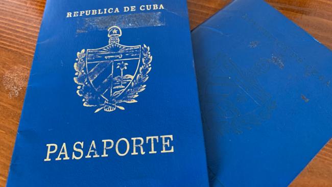 Dos pasaportes cubanos.