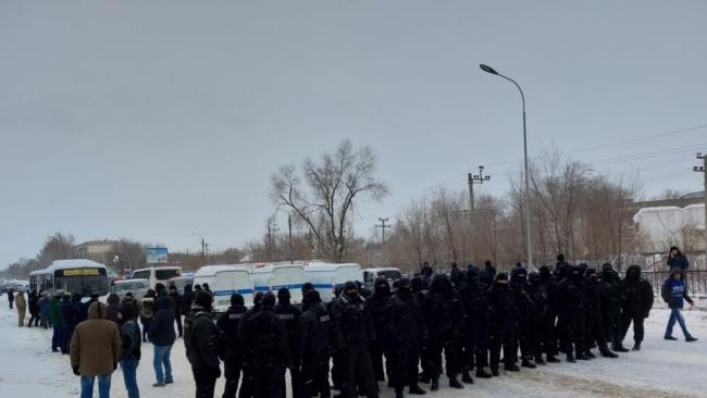 La Policía de Kazajistán acordona una zona donde tienen lugar las protestas.