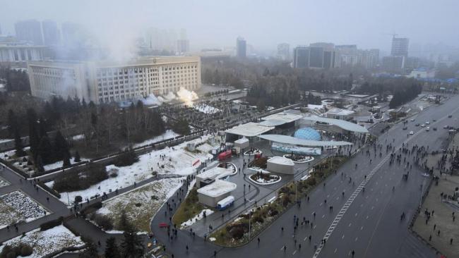 Los manifestantes incendian un edificio oficial en Almaty.