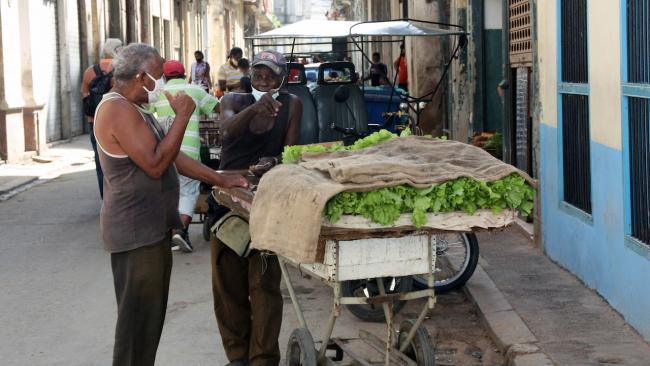 Vendedores de alimentos en Cuba.