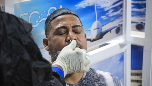 Un cubano se hace una prueba PCR en el aeropuerto de La Habana.