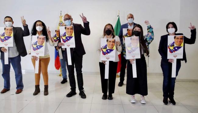 La delegación chavista en las conversaciones con la oposición en México, con imágenes de Alex Saab.