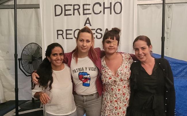 Anamely Ramos recibe el apoyo de activistas cubanas en Miami.
