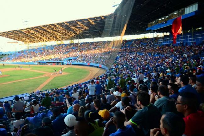 Juego de béisbol en el Estadio Latinoamericano.