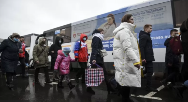 Civiles ucranianos llegan a Moscú tras ser evacuados de la región de Donbás.