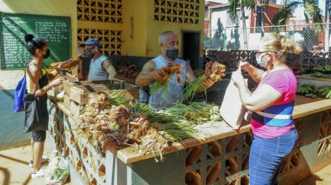 Venta minorista de alimentos en Cuba.
