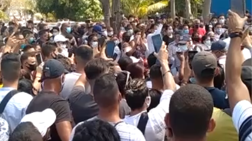 Concentración de personas ante la Embajada de Costa Rica en La Habana.