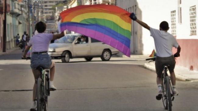 Dos cubanos en apoyo de los derechos de la población LGTBI.
