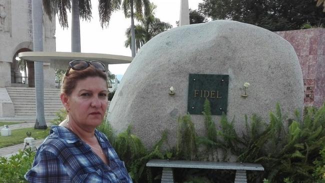 Elizabeth Peña Turruellas, directora nacional de Agricultura Urbana en Cuba, ante la tumba de Fidel Castro.