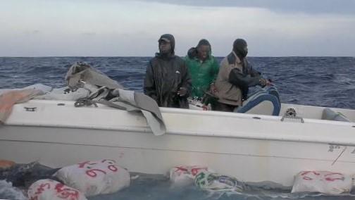 Narcotraficantes bahameses lanzan paquetes de droga al mar tras ser interceptados por guardafronteras cubanos.