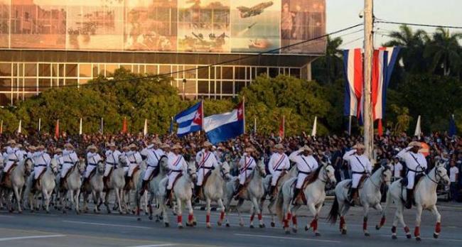 Representación de la caballería mambisa en un desfile en la Plaza de la Revolución, La Habana, 2017.