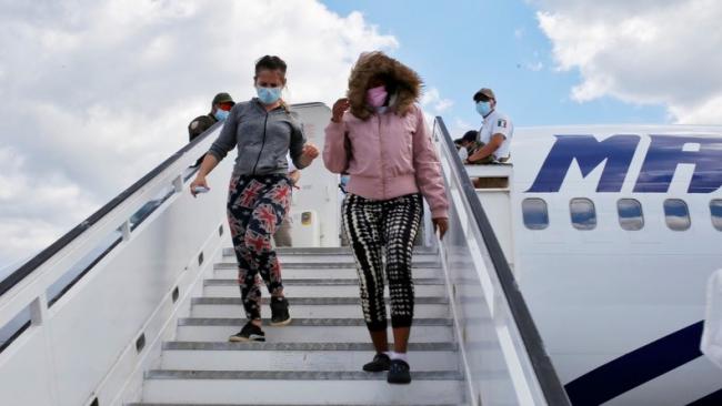 Emigrantes cubanos deportados desde México a su llegada a La Habana, el viernes 18 de febrero.