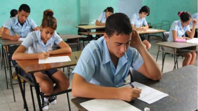 Estudiantes cubanos realizan exámenes de ingreso a la universidad.