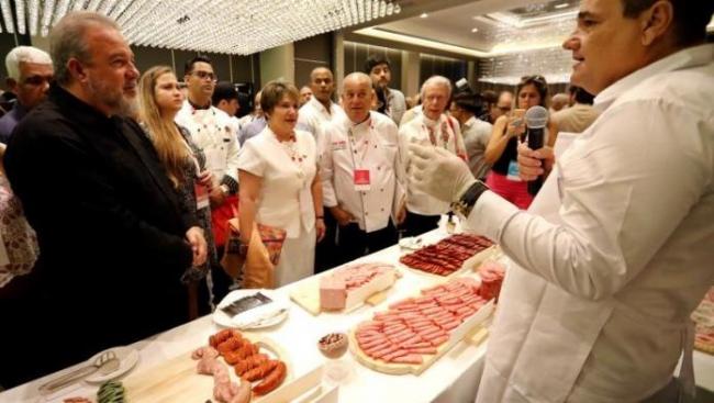 Frei Betto (fondo derecha) junto al primer ministro Manuel Marrero y la primera dama Lis Cuesta en el evento gastronómico Cuba Sabe en La Habana.