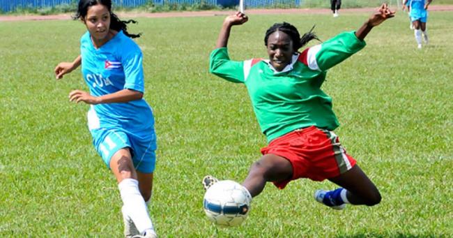 Partido de la selección femenina de fútbol de Cuba (azul).