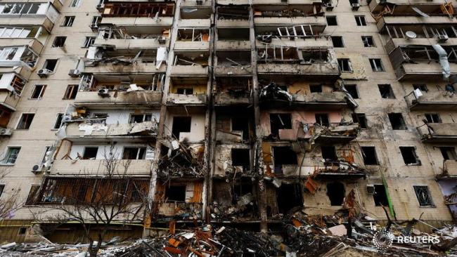 Un edificio golpeado por misiles rusos en Kiev.