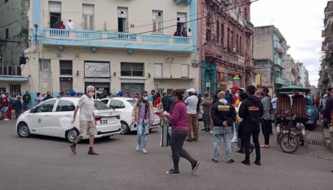 Venta de carne bajo vigilancia policial en La Habana.