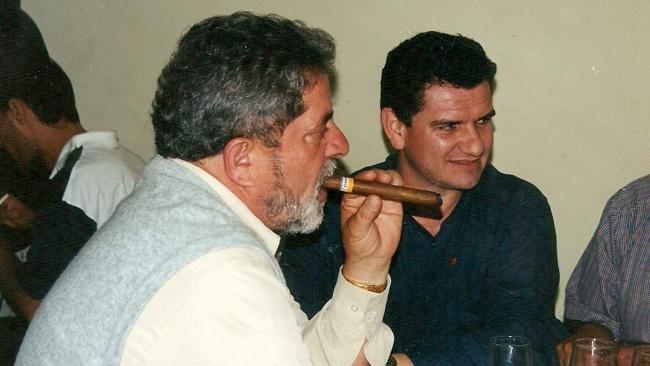 Lula da Silva fumando un tabaco cubano de la marca Cohiba.