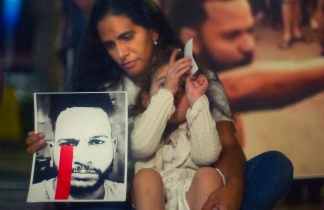 Anamely Ramos sostiene una imagen de la campaña por la liberación de Maykel Castillo 'Osorbo'.