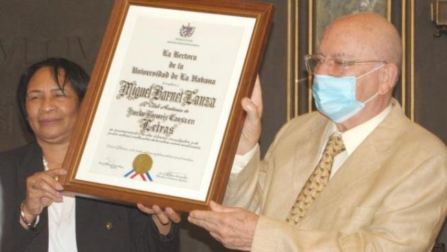 Miguel Barnet recibe el título de Doctor Honoris Causa en Letras.