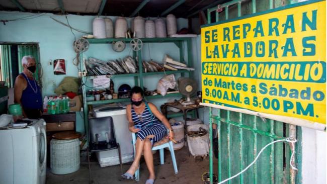 Una trabajadora del sector privado en Cuba.