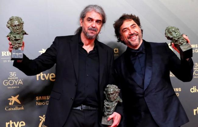 El cineasta Fernando León de Aranoa y el actor Javier Bardem, con tres de los Goyas conseguidos por 'El buen patrón'.
