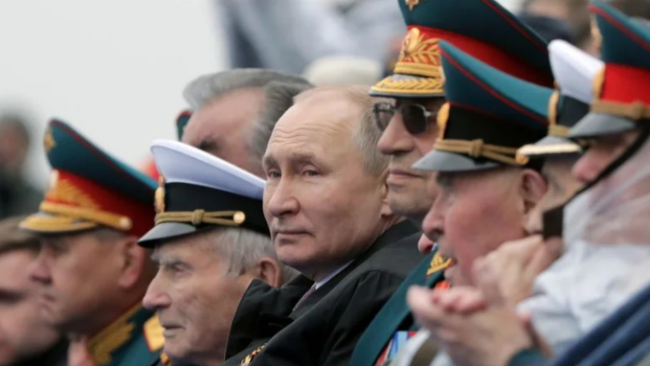 Vladimir Putin junto a militares veteranos en el Desfile de la Victoria en Moscú, en 2021.