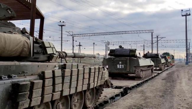 Vehículos militares desplegados por Rusia en la frontera con Ucrania.