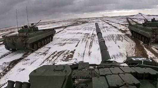 Tanques rusos cerca de la frontera con Ucrania.