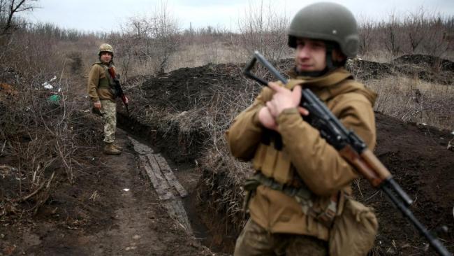 Dos soldados ucranianos patrullando la línea de separación del territorio controlado por rebeldes prorrusos.