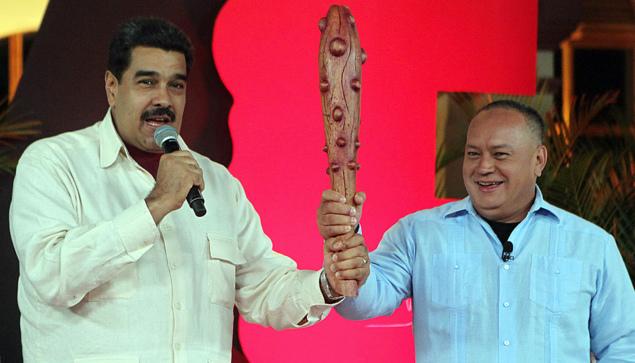 Nicolás Maduro (izq.) y Diosdado Cabello en el programa televisivo 'Con el mazo dando'.