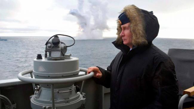 Vladimir Putin observa un ejercicio militar frente a la costa de Crimea.