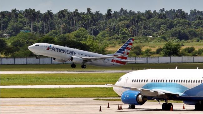Un avión de American Airlines en el Aeropuerto José Martí.