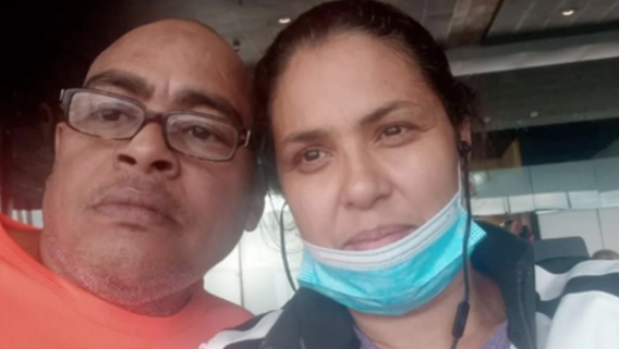 Yailén Insua y su esposo, Boris Llamo, en el aeropuerto de Bogotá.