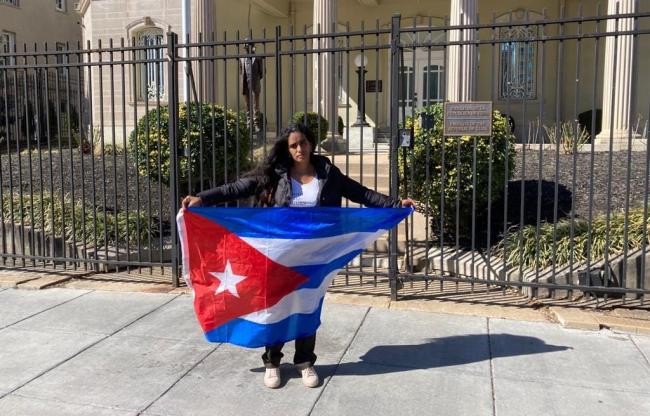 Anamely Ramos frente a la Embajada de Cuba en Washington