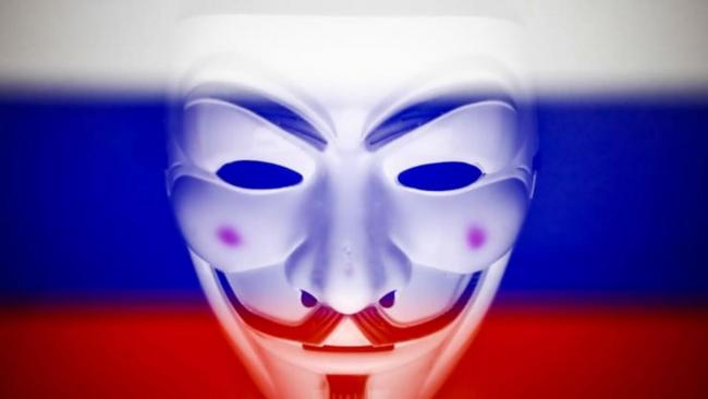 La imagen con la que se identifica Anonymous sobre las franjas de la bandera de Rusia.
