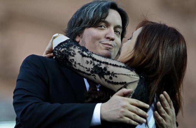 Cristina Fernández de Kirchner abraza a su hijo Máximo Kirchner.