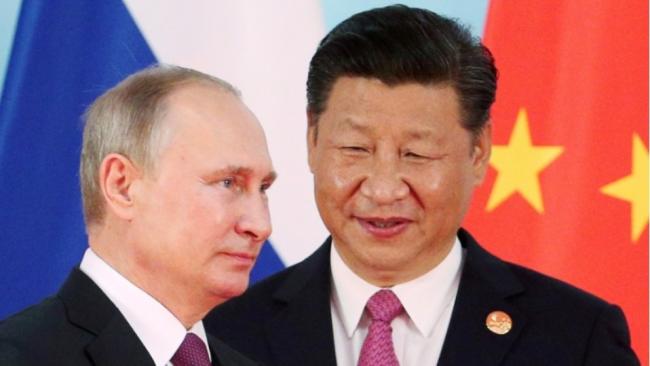 Vladimir Putin junto a Xi Jinping.