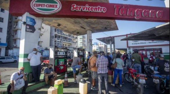Colas en una gasolinera en La Habana.