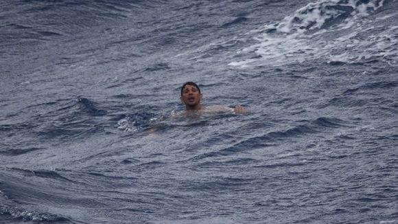 Un balsero cubanos tras naufragar al sur de Estados Unidos en 2021.