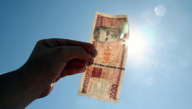 Un billete de 1.000 pesos cubanos.