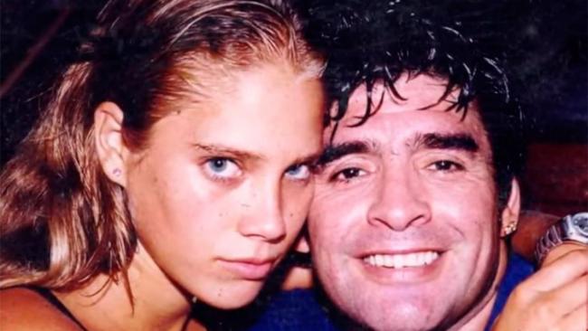 La cubana Mavys Álvarez con Diego Armando Maradona, cuando ella era menor de edad.