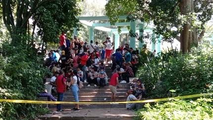 Cubanos aglomerados en las proximidades de la sede diplomática bajo vigilancia policial.