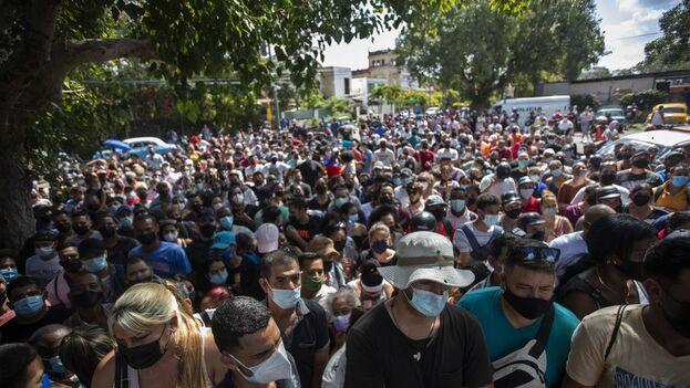 Concentración de personas ante la Embajada de Panamá en La Habana.