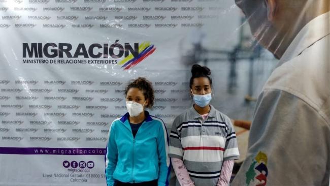 Dos de los migrantes cubanos detenidos en Bogotá.