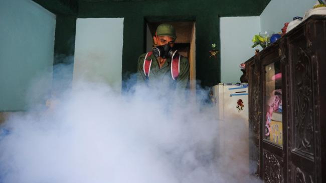 Un militar cubano fumiga contra el mosquito aedes aegypti.