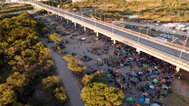 Migrantes en un campamento en el Puente Internacional Del Rio.