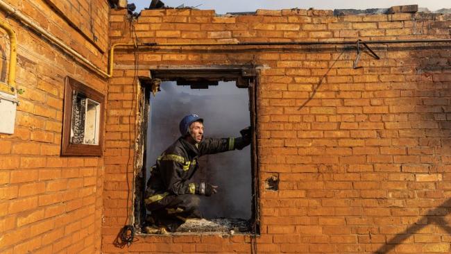 Un bombero en un distrito residencial en Kiev tras en bombardeo ruso.